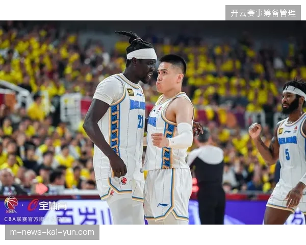 北京北汽后卫陈盈骏凭借顶级的助攻失误比和串联能力，入选国内球员最佳阵容一阵
